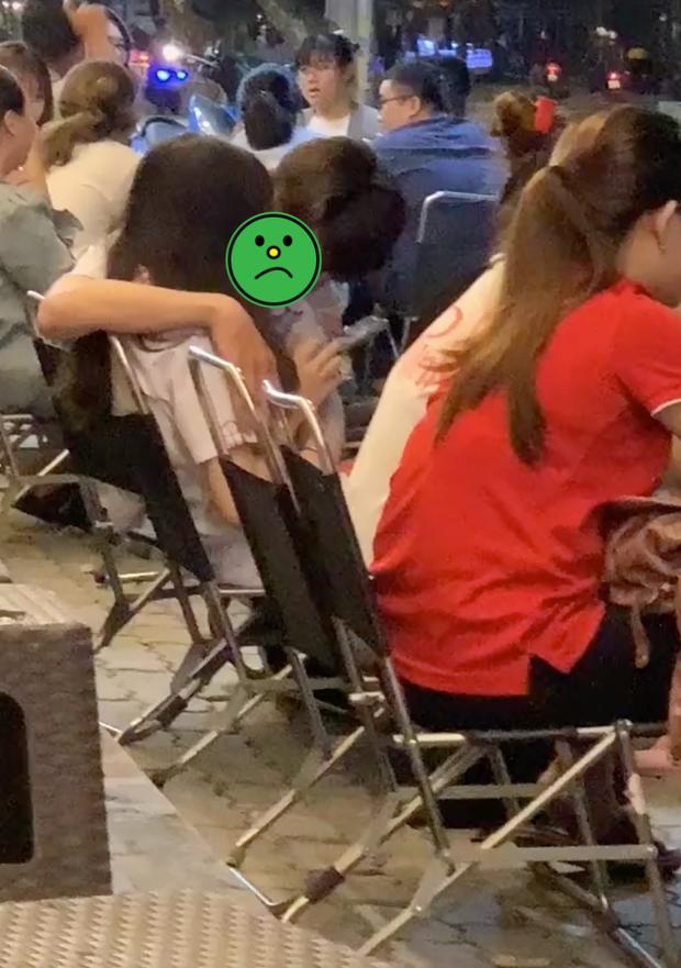 Đi trà chanh hóng gió được đôi học sinh đãi hôn hít đến no mắt-1