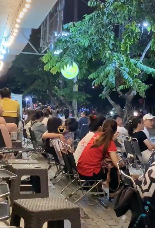 Đi trà chanh hóng gió được đôi học sinh đãi hôn hít đến no mắt-2