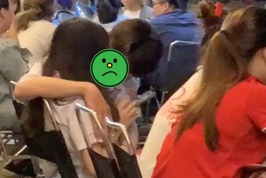 Đi trà chanh hóng gió được đôi học sinh đãi hôn hít đến 'no mắt'