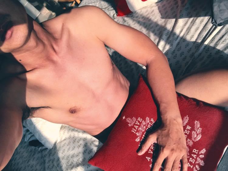 Tung ảnh nóng như cơm bữa, Trương Việt Phong chính là MC chịu cởi nhất nhà đài-3