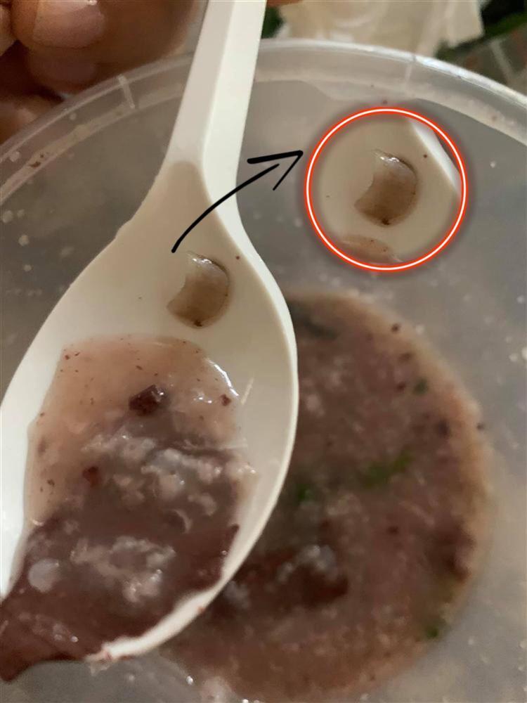 Những vật thể lạ xuất hiện trong đồ ăn khiến khách hàng khiếp vía-1