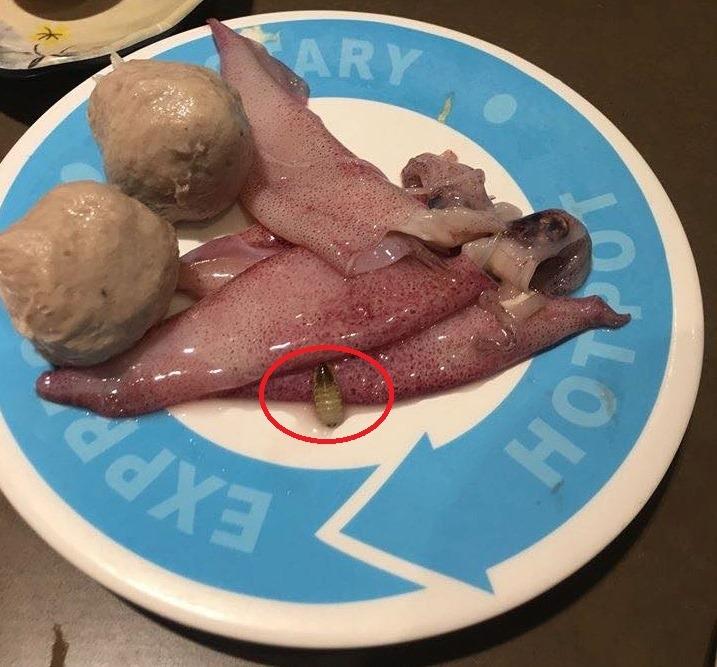 Những vật thể lạ xuất hiện trong đồ ăn khiến khách hàng khiếp vía-5