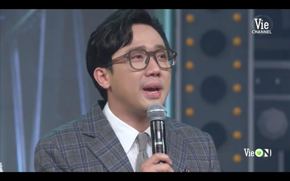 Trấn Thành nức nở trong hậu trường, lau vội nước mắt vì sợ bị gọi Thành Cry-2