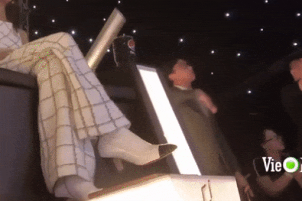 Trấn Thành nức nở trong hậu trường, lau vội nước mắt vì sợ bị gọi Thành 'Cry'