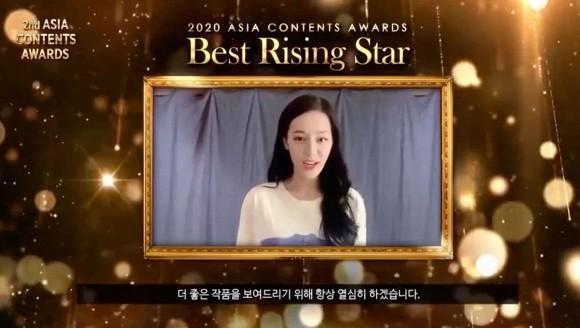 Nhan sắc vừa cứng vừa đơ của Địch Lệ Nhiệt Ba gây tranh cãi-6