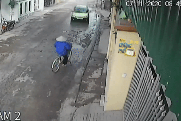 Nam tài xế số nhọ, tránh ô tô tải vấp trúng ổ gà lao thẳng xe xuống sông chìm nghỉm-1