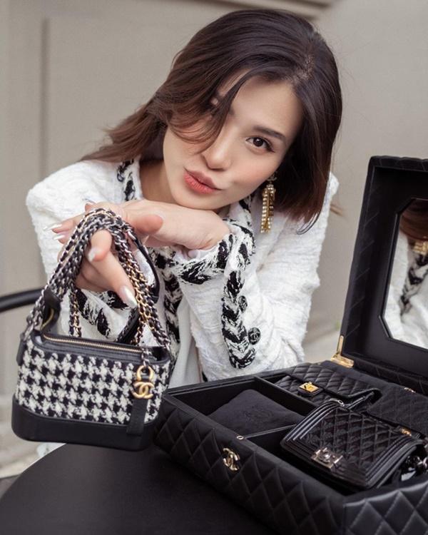 Đông Nhi chi 700 triệu sắm bộ túi Chanel tí hon, quyết không thua Ngọc Trinh, Cường Đô La-1