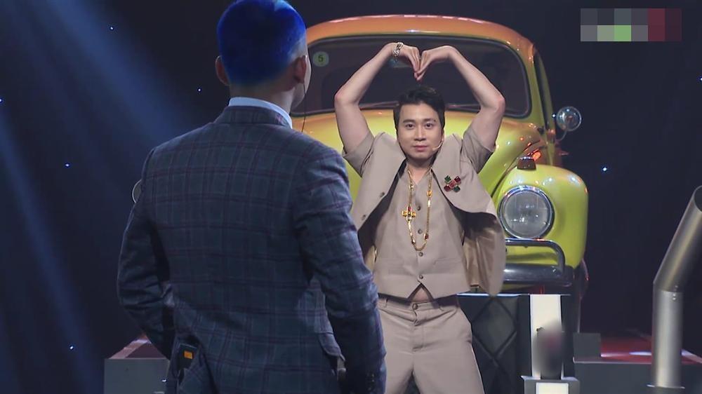 Trấn Thành bóc mẽ Karik - Tóc Tiên thi nhau mượn đồ Bác trưởng thôn rồi mặc chung-4