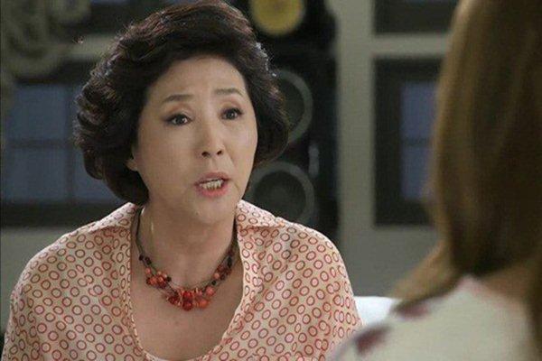 Vừa bước vào nhà chồng, váy cưới còn chưa kịp cởi, tôi đã bị mẹ chồng tát hai cái điếng người-3