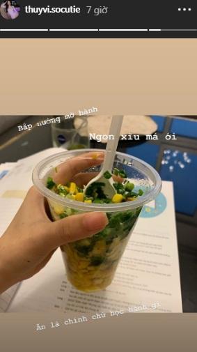 Thuý Vi thưởng thức món bắp nướng mỡ hành ly vỉa hè ngon hết nấc, thử là ghiền-1