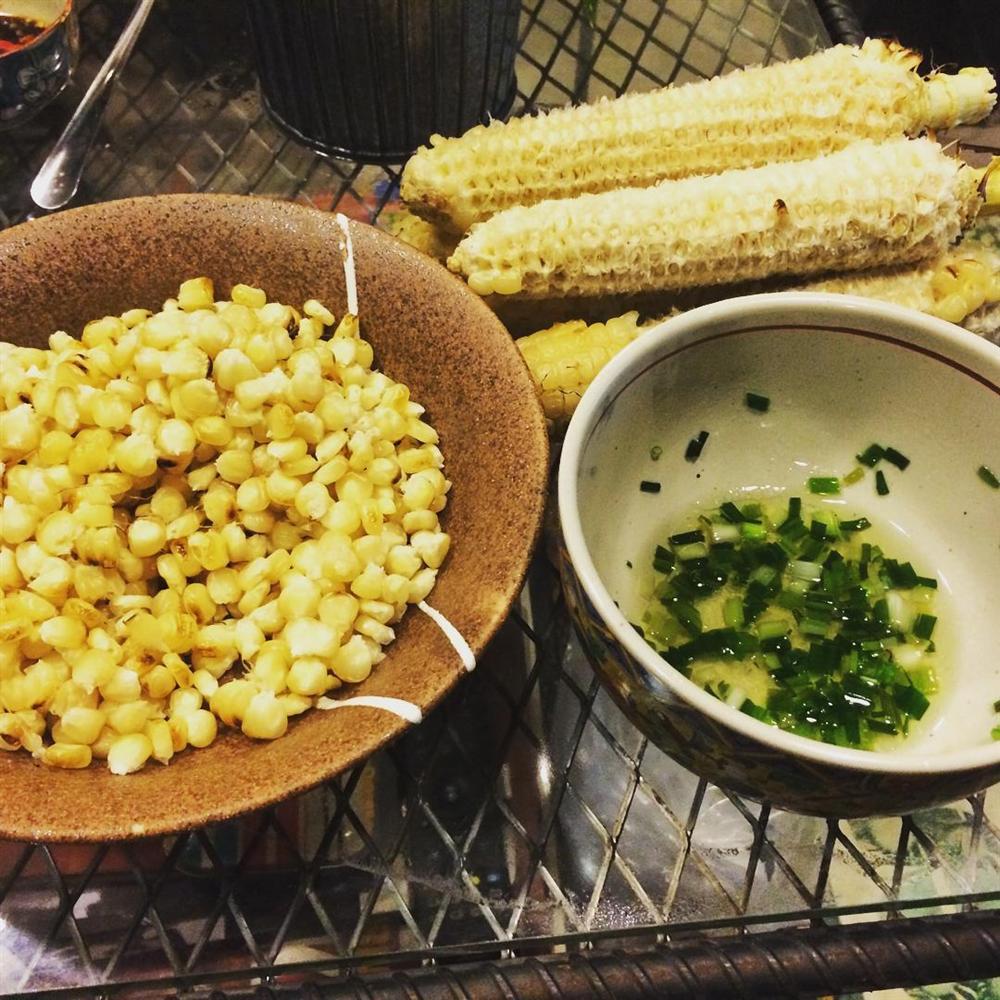 Thuý Vi thưởng thức món bắp nướng mỡ hành ly vỉa hè ngon hết nấc, thử là ghiền-4