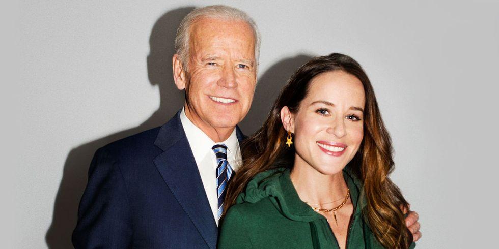 Ashley (39 tuổi) là con gái của ông Joe Biden với người vợ hiện tại - Jill Biden. Cô đã dành phần lớn cuộc đời mình cho hoạt động công ích. Đến năm 2017, Ashley rẽ hướng sang lĩnh vực thời trang và thành lập thương hiệu mang tên Livelihood, theo ELLE. Ảnh: Ari Marcopoulos.