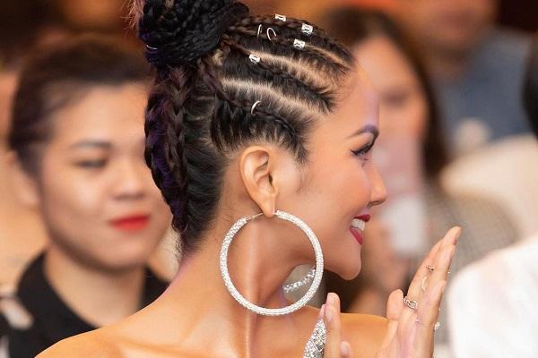 Có tướng phu thê nhưng HHen Niê lại giống bà cô của Quang Hải-11