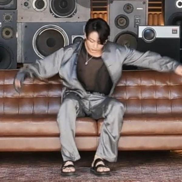 BTS tung concept clip, tất cả đều bình thường cho đến khi nhìn vào Jungkook-1