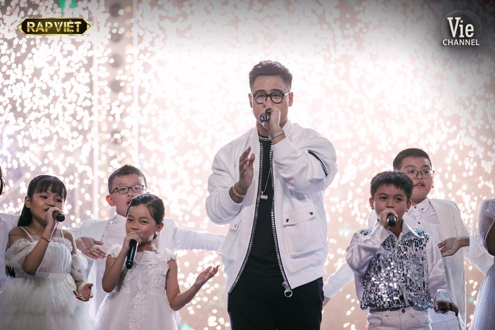 Sau 3 lần lo lắng tái xanh mặt mũi, Binz cũng đã cười bí ẩn khi xem GDucky diễn-4