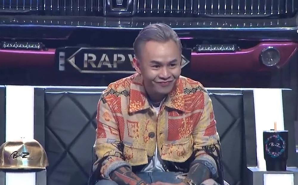 Sau 3 lần lo lắng tái xanh mặt mũi, Binz cũng đã cười bí ẩn khi xem GDucky diễn-5