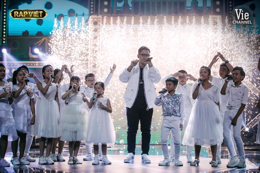 Sau 3 lần lo lắng tái xanh mặt mũi, Binz cũng đã cười bí ẩn khi xem GDucky diễn-7