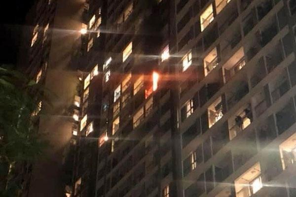 Lửa bốc lên từ ban công căn hộ Times City-1