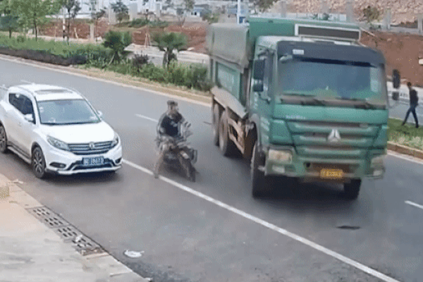 Clip: Trộm xe máy táo tợn ở Đà Nẵng, cảnh sát phải nổ súng vây bắt-2