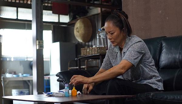 Nửa đêm nghe tiếng khóc phát ra từ tủ quần áo, tôi rón rén mở cửa rồi chết lặng khi thấy mẹ chồng co rúm bên trong-1