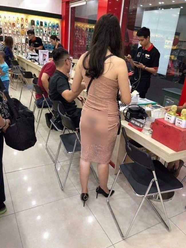 Cô gái trẻ bị chỉ trích phản cảm vì ra đường mà không mặc quần-6