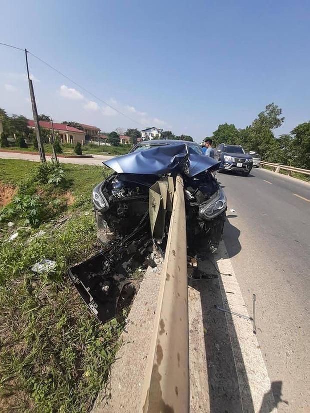 Dải phân cách xuyên thủng ô tô từ trước ra sau, 3 người trong xe thoát chết ngoạn mục-1