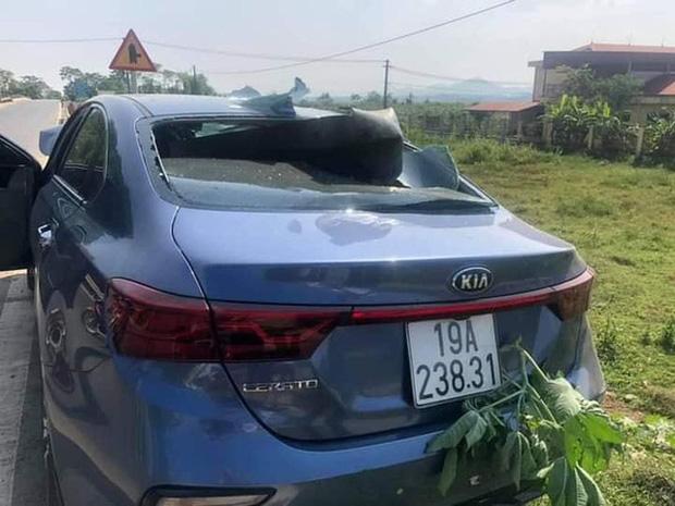 Dải phân cách xuyên thủng ô tô từ trước ra sau, 3 người trong xe thoát chết ngoạn mục-3