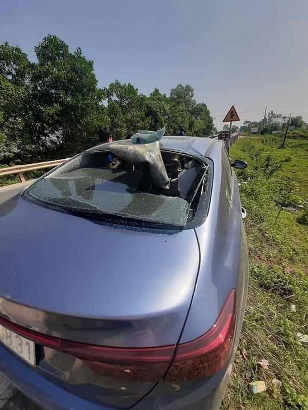 Dải phân cách xuyên thủng ô tô từ trước ra sau, 3 người trong xe thoát chết ngoạn mục-5