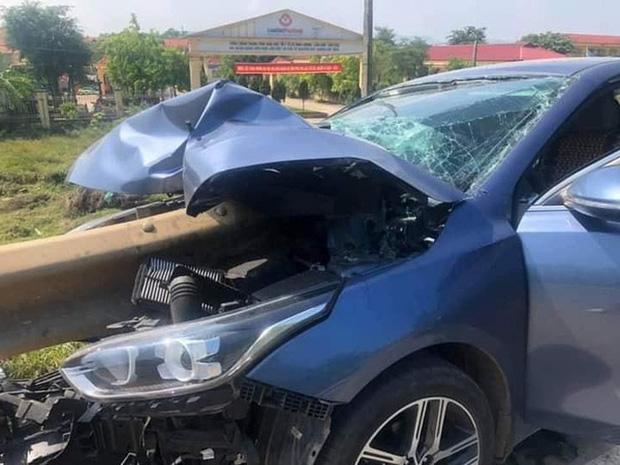 Dải phân cách xuyên thủng ô tô từ trước ra sau, 3 người trong xe thoát chết ngoạn mục-6