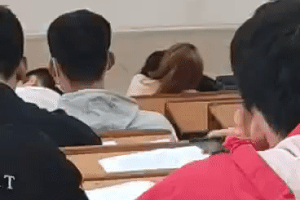 Cặp đôi bị bạn bè quay lén hôn nhau như chốn không người trong lớp học