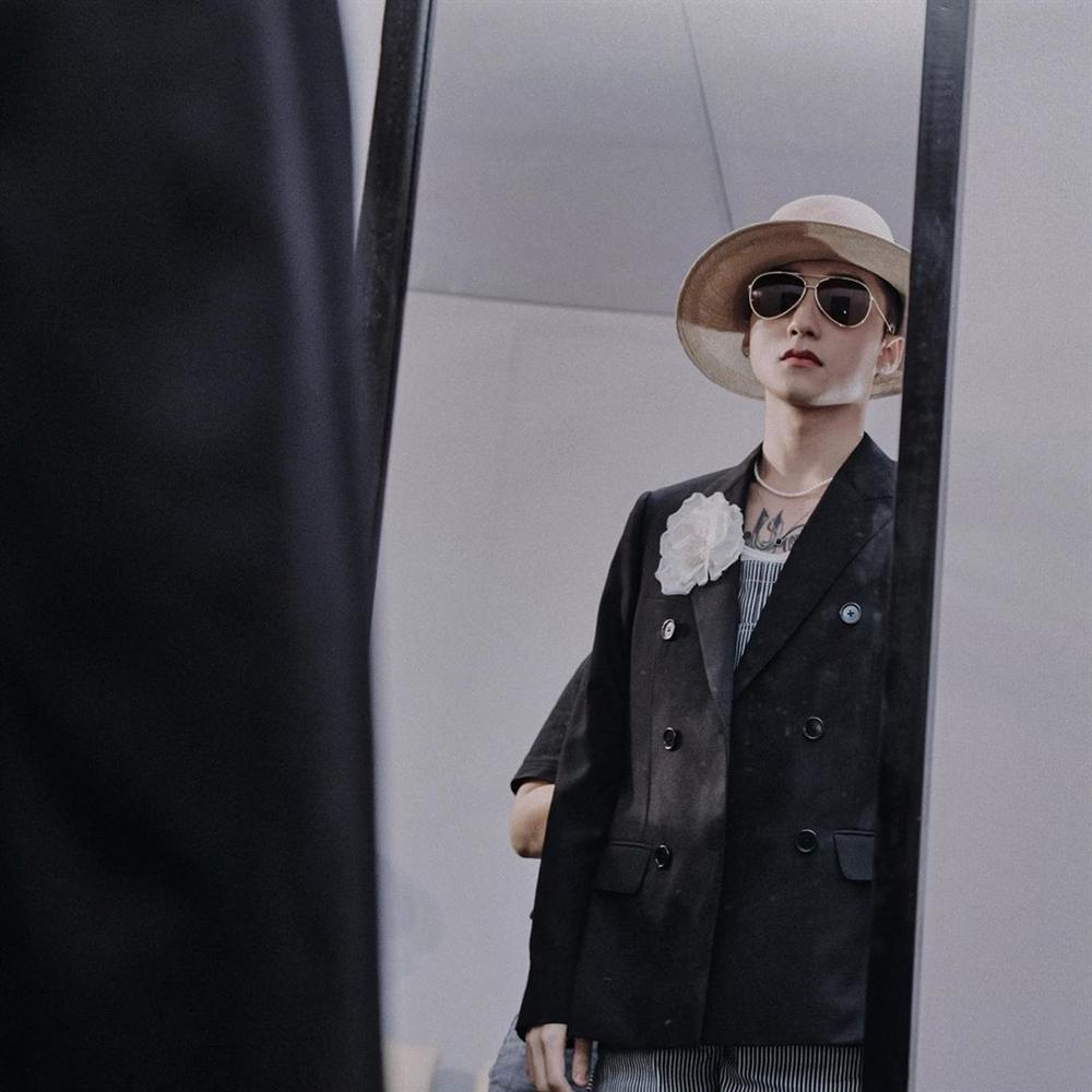 Sơn Tùng đụng hàng nguyên cây Celine 110 triệu đồng với Vương Nhất Bác và BTS V-1