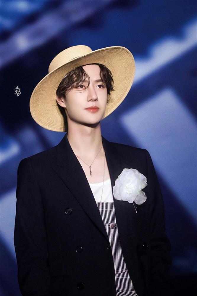 Sơn Tùng đụng hàng nguyên cây Celine 110 triệu đồng với Vương Nhất Bác và BTS V-8