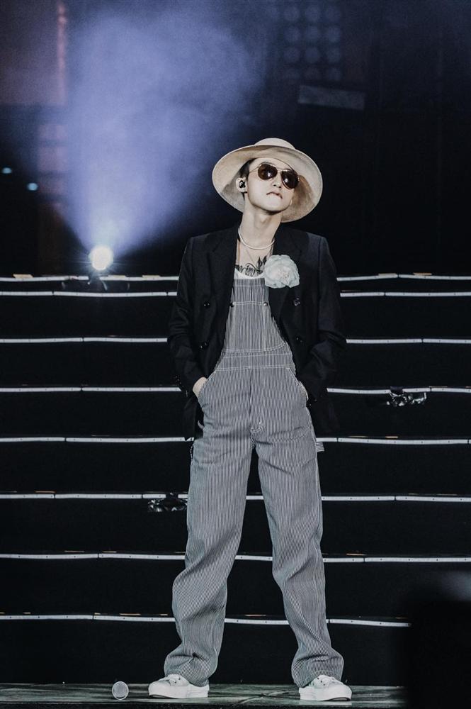 Sơn Tùng đụng hàng nguyên cây Celine 110 triệu đồng với Vương Nhất Bác và BTS V-2