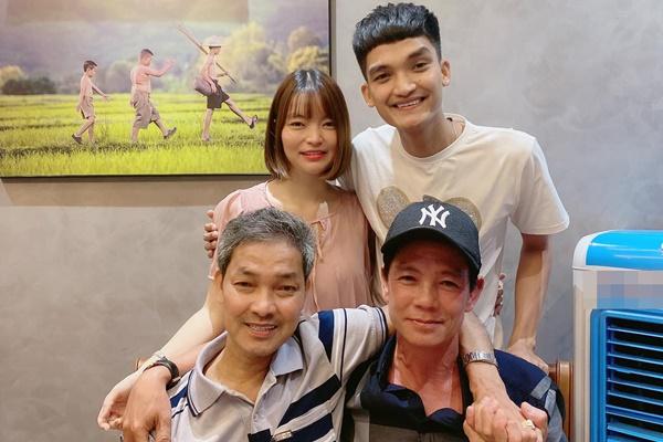 Trong lúc đợi con chào đời, Mạc Văn Khoa đưa vợ sắp cưới đi đăng kí kết hôn-5