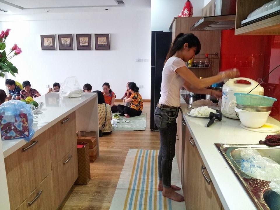 Bạn gái đến ăn tân gia mang cặp lồng giữ phần, bị trách còn mặc cả lần sau sẽ mang túi nilon-1