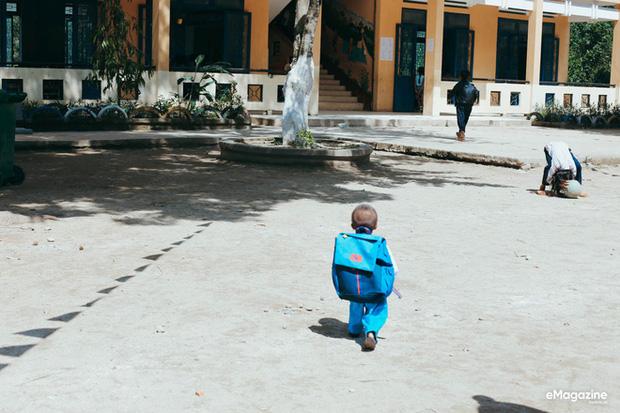 Lặng người với loạt ảnh không thể quên về cậu bé tí hon Đinh Văn Krể-5