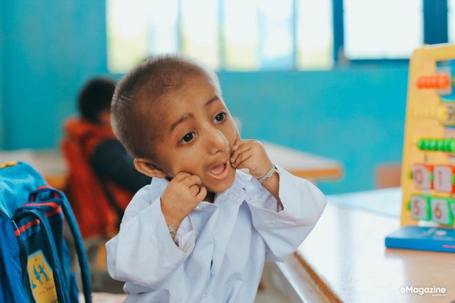 Lặng người với loạt ảnh không thể quên về cậu bé tí hon Đinh Văn Krể-3
