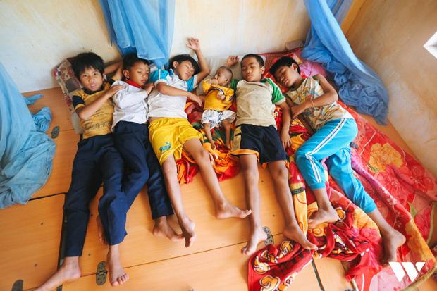 Lặng người với loạt ảnh không thể quên về cậu bé tí hon Đinh Văn Krể-6