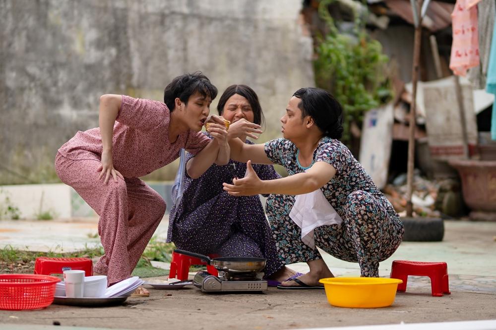 Huỳnh Lập, Duy Khánh đưa chuyện Thủy Tiên đi từ thiện, Đông Nhi sinh con vào sản phẩm mới-1