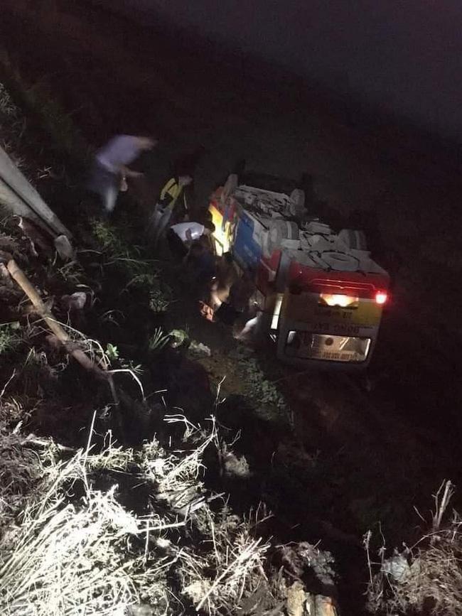 Xe buýt đâm trúng trâu đi qua đường, lật nhào xuống ruộng-1