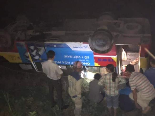 Xe buýt đâm trúng trâu đi qua đường, lật nhào xuống ruộng-2
