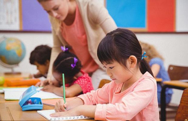 Bé lớp 2 tò mò chuyện cô giáo đi đẻ, nghe trò thắc mắc mà cô đứng hình-1