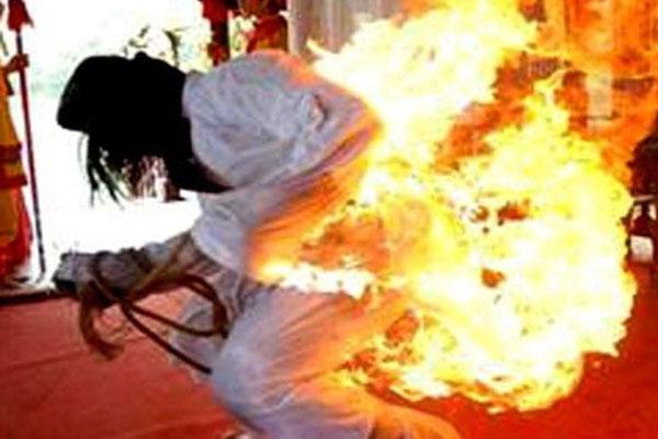 Kinh hoàng: Cha ôm con 7 tháng tuổi tẩm xăng tự thiêu-2