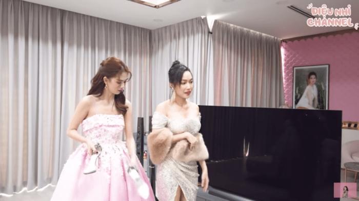 Cả hai còn dành nguyên tập Youtube quay cùng nhau và tất nhiên Ngọc Trinh thoải mái cho Diệu Nhi mượn đồ sang chảnh.