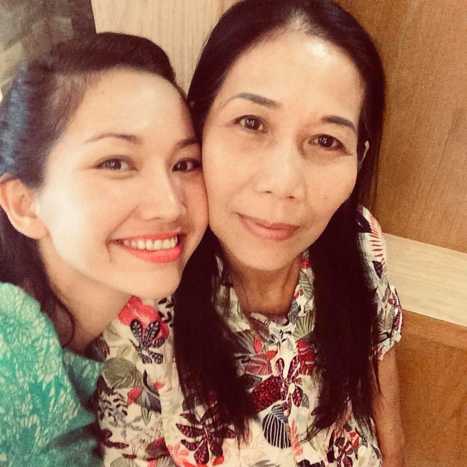 Kim Hiền khóc khi gọi video xem lễ đặt bài vị sau hơn 100 ngày mẹ mất-1