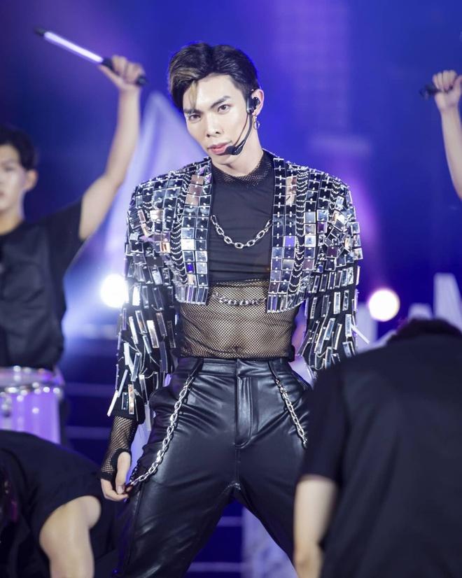 Erik và nhiều sao nam bị chê mặc đồ nữ tính-1