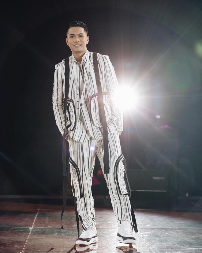 Erik và nhiều sao nam bị chê mặc đồ nữ tính-8