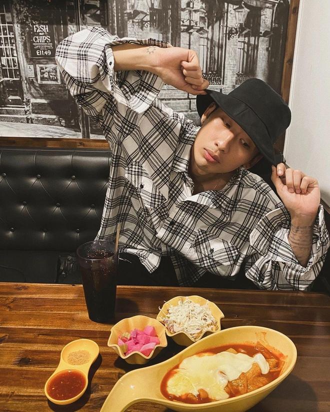 Erik và nhiều sao nam bị chê mặc đồ nữ tính-9