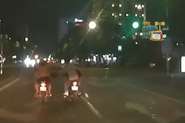 Clip: Bị cướp túi xách, 2 cô gái khốn khổ mài mặt xuống đường-1