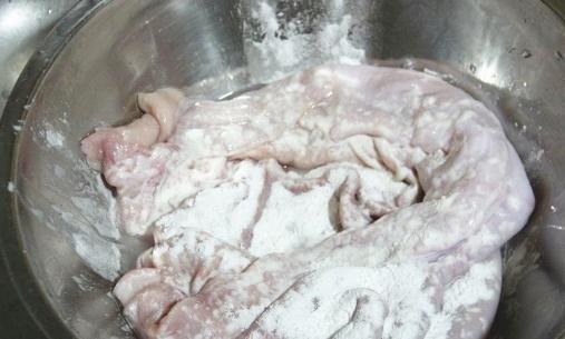 Rửa dạ dày lợn đừng chỉ dùng muối, thêm nguyên liệu này sạch, trắng giòn ngay tức khắc-1
